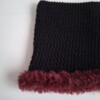 Gehaakte muts met imitatiebont 'Black & burgundy'