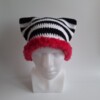 Gehaakte muts met imitatiebont 'Black, white & pink'