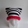 Gehaakte muts met imitatiebont 'Black, white & pink'