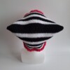 Gehaakte muts met imitatiebont 'Black, white & pink'