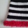 Gehaakte muts met imitatiebont 'Black, white & pink'