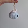 Gehaakte sleutelhanger 'Light blue & white bee'