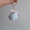 Gehaakte sleutelhanger 'Light blue & white bee'