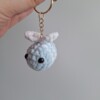 Gehaakte sleutelhanger 'Light blue & white bee'
