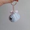 Gehaakte sleutelhanger 'Light blue & white bee'
