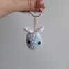 Gehaakte sleutelhanger 'Light blue & white bee'