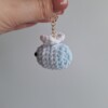 Gehaakte sleutelhanger 'Light blue & white bee'