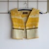 Gele wollen gilet met bruin gebloemd vintage bandje