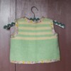 Groene wollen gilet met bloemenbandje