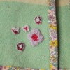 Groene wollen gilet met bloemenbandje