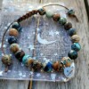 Handgeknoopte armband met gekleurde jaspis kralen