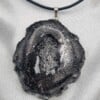 Handgemaakte ketting en epoxy hanger 'geode'