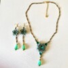 Leah Collier en oorhangers in paars en Aqua