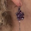 Leah Collier en oorhangers paars