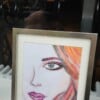 Portret in pastel van jonge vrouw met oranje roze haar, pastelschilderij ingelijst