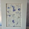 Poster gemaakt van handgeschept papier met blauwe bloemen (inclusief passe-partout)