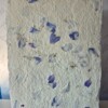 Poster gemaakt van handgeschept papier met blauwe bloemen (inclusief passe-partout)