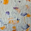 Poster gemaakt van handgeschept papier met bloemen uit een plukboeket (inclusief passe-partout)