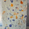 Poster gemaakt van handgeschept papier met bloemen uit een plukboeket (inclusief passe-partout)