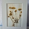 Poster gemaakt van handgeschept papier met gele bloemen (inclusief passe-partout)