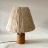 Stoer handgemaakt lampje met voetje van resthout