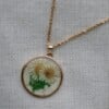 Ketting 50cm goud met droogbloem wit/groen