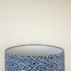 Duurzame blauw/witte lampenkap - handgemaakt van tweedehands kleding