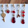 Handgemaakte Stitchmarkers/ steek markeerders, Set van 5: Perfecte accessoires voor Creatieve Geesten! verschillende thema's, Sleuterlhangers