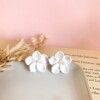 Dainty Witte bloemjes oorbellen van klei