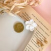 Dainty Witte bloemjes oorbellen van klei