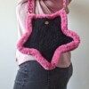 Gehaakte tas 'Black & pink furry star'