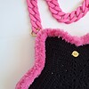 Gehaakte tas 'Black & pink furry star'