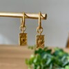 Gouden creool met rechthoekige bedel met hartje