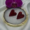 Handgemaakte epoxy oorstekers 'hart groot' - rood glitter