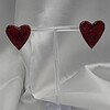 Handgemaakte epoxy oorstekers 'hart groot' - rood glitter