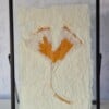 Handgeschept papier met Ginkoblad ingelijst in een moderne zwarte lijst 13x18