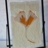 Handgeschept papier met Ginkoblad ingelijst in een moderne zwarte lijst 13x18
