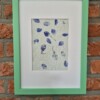 Handgeschept papier met accenten van blauwe bloemblaadjes in een donkergroene A4 lijst