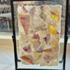 Handgeschept papier met tulpenblad ingelijst in een moderne zwarte lijst 13x18