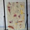 Handgeschept papier met tulpenblad ingelijst in een moderne zwarte lijst 13x18