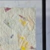 Handgeschept papier met tulpenblad ingelijst in een moderne zwarte lijst 13x18