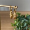 Oorbellen gouden schelp