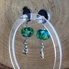 Verhalend & Fantasierijk, “Paaseieren verstoppen” oorbellen met lampwork glaskralen en giethars