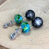 Verhalend & Fantasierijk, “Paaseieren verstoppen” oorbellen met lampwork glaskralen en giethars