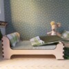 Poppenhuis 2 persoons bed - Poppenhuismeubel 2 persoonsbed, dubbel matras, kussens en deken.