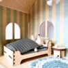 Poppenhuis 2 persoons bed - Poppenhuismeubel 2 persoonsbed, dubbel matras, kussens en deken.