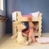 Poppenhuis Stapelbed - Poppenhuismeubel stapelbed met 2 matrassen, slaapzakken en kussens