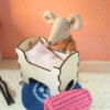 Poppenhuis Wiegje - Miniatuurhuis Wieg met matras en dekentje.