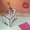 Poppenhuis Wiegje - Miniatuurhuis Wieg met matras en dekentje.