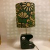 Unieke keramieke tafellamp in retro design met bloemen in kleur groen